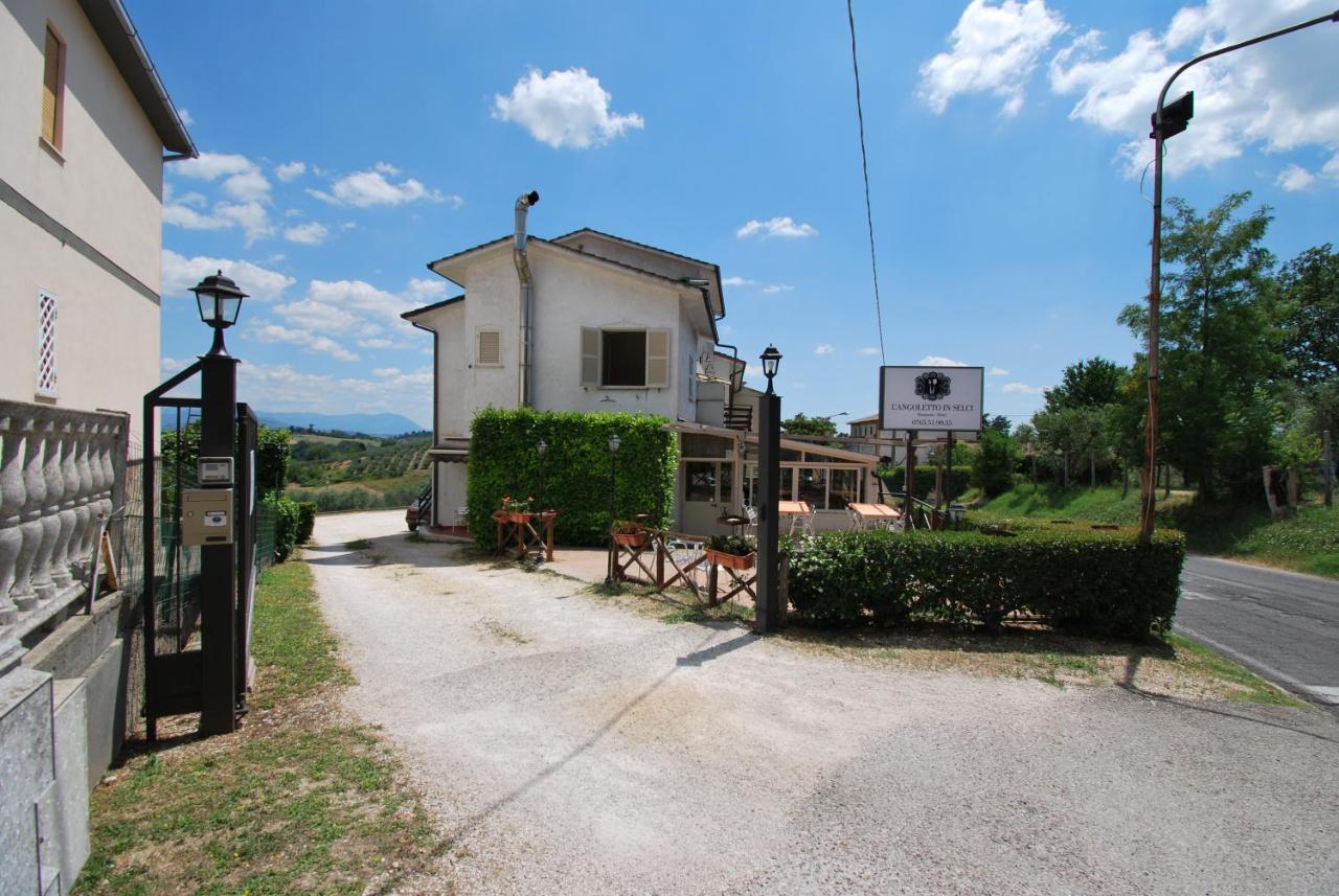 Hotel & Ristorante L'Angoletto In Selci Selci  Εξωτερικό φωτογραφία